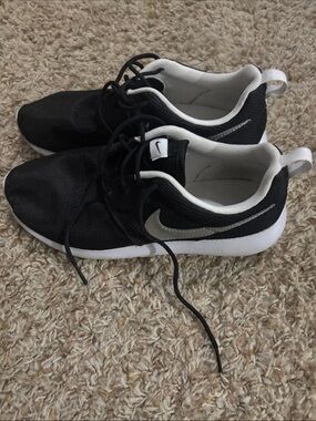 Nike Black and White Roshe Run